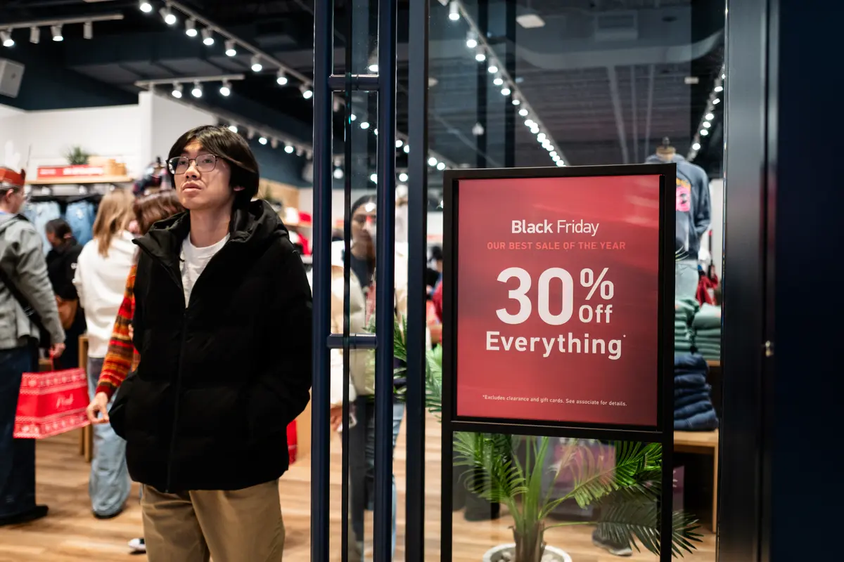 Fed’s Key Inflation Measure Cools, Personal Incomes Top Estimates thumbnail