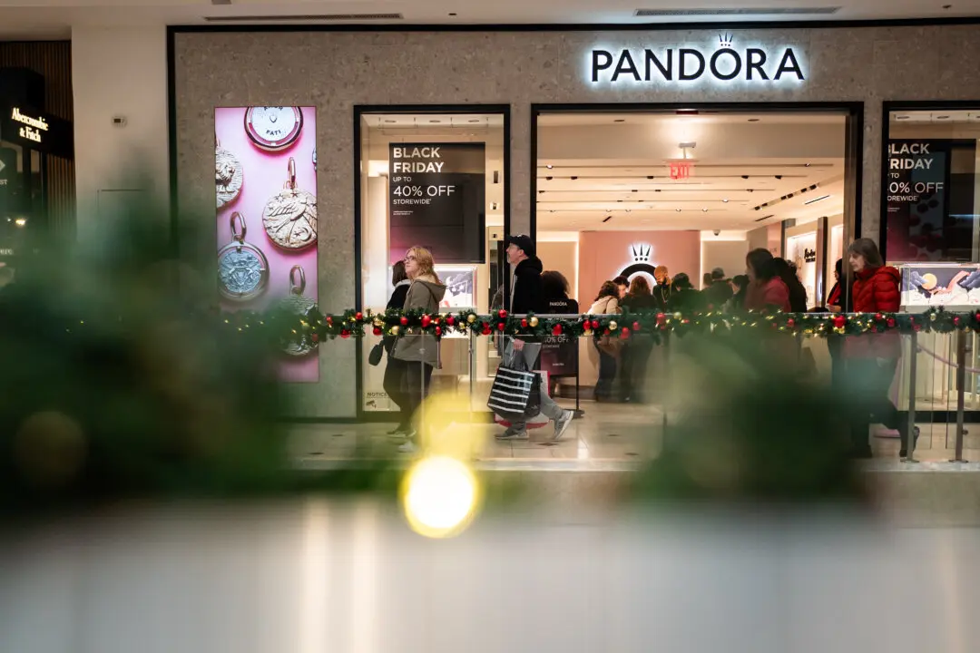 Economic Confidence Slips to 17-Month Low, Holiday Spending Plans Weaken