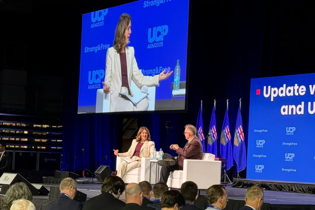 Premier Smith Touts Pipeline Agreement With Ottawa, Other Initiatives at UCP Meeting