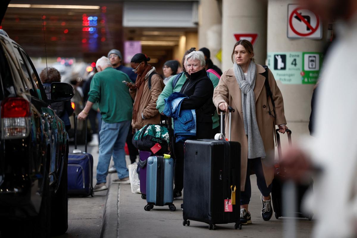 Travel Chaos at Major Airports as Government Shutdown Eclipses Record 34th Day thumbnail