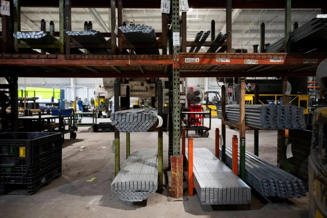 US Factory Output Rises to Near 4-Year High as Manufacturing Rebounds