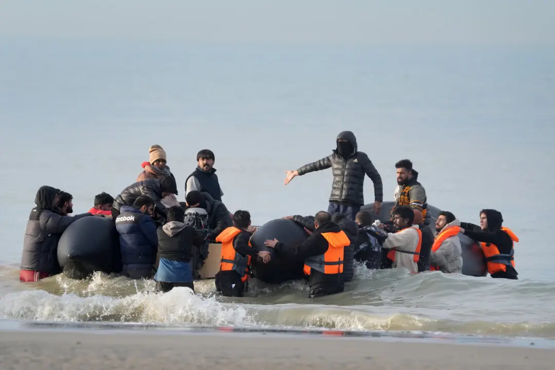 Minister Urges Labour MPs to ‘Look Closely’ at Asylum Plan Amid Backbench Outcry