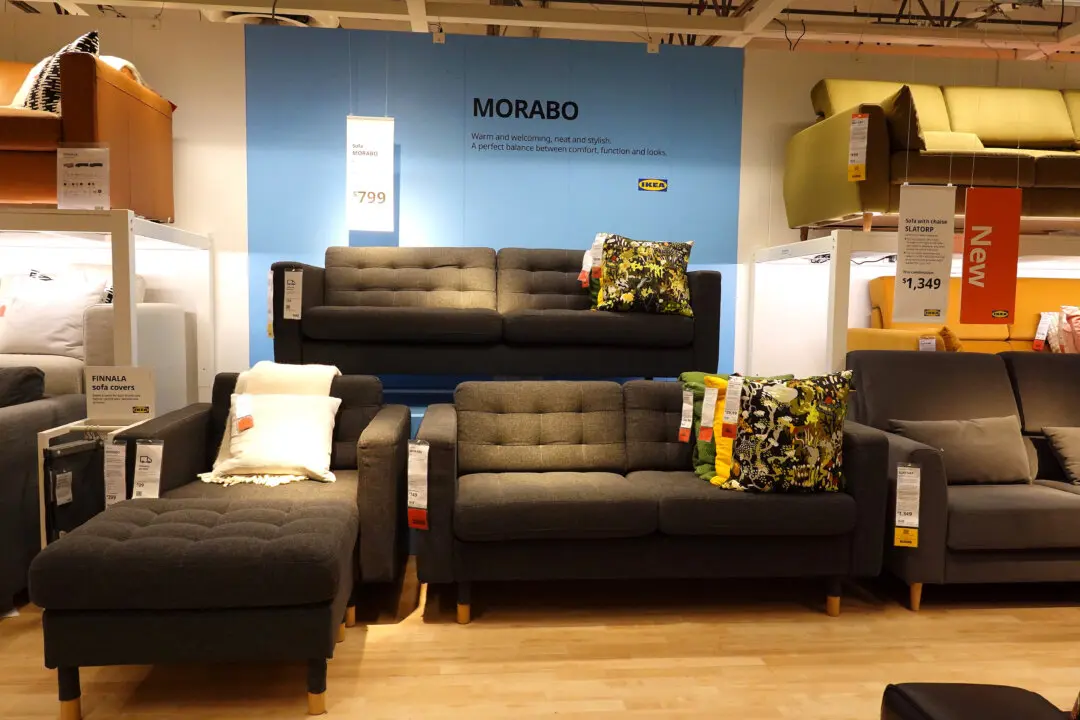 Trump Delays Tariff Hike on Furniture, Cabinets by 1 Year