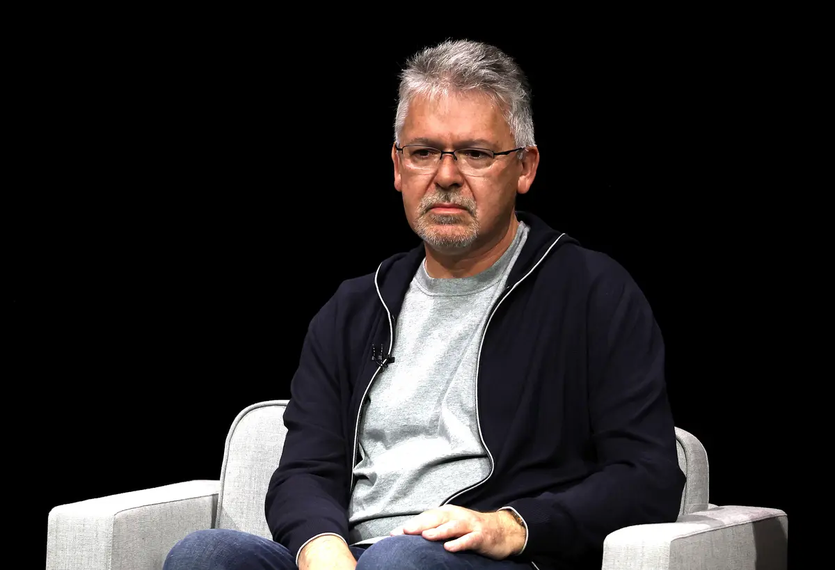 Apple’s AI Chief Is Stepping Down thumbnail