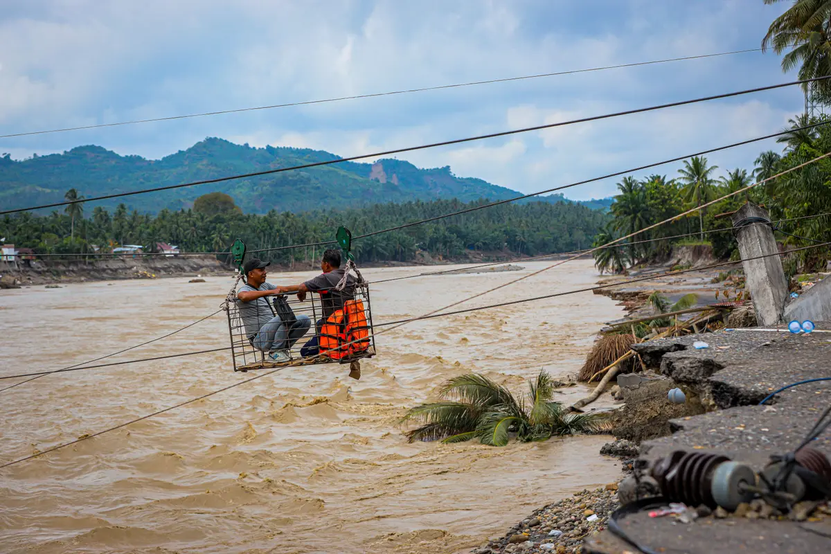 Day in Photos: Floods and Landslides in Sumatra, Mass Wedding, and ‘The Desert Rose’ Diamond thumbnail