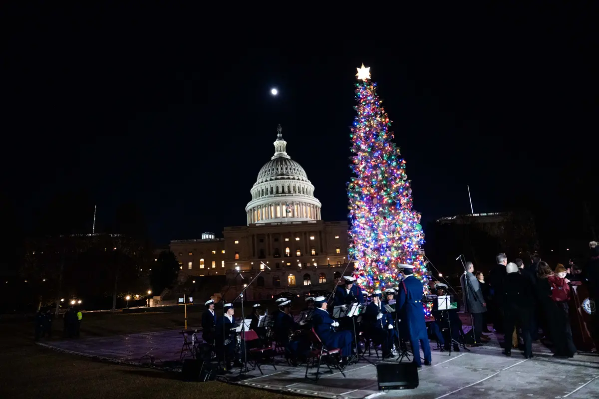 Trump Gives Federal Workers 2 More Days Off: Dec. 24 and 26 thumbnail
