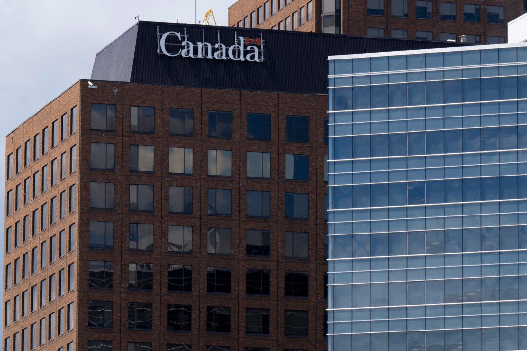 Hundreds of Federal Public Servants Warned This Week of Job Cuts