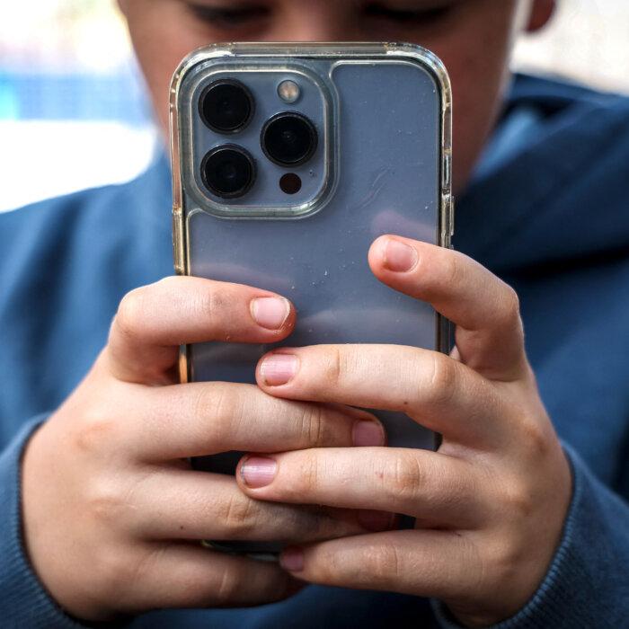 UK Puts Social Media Bans, Curfews to the Test in 300 Family Homes