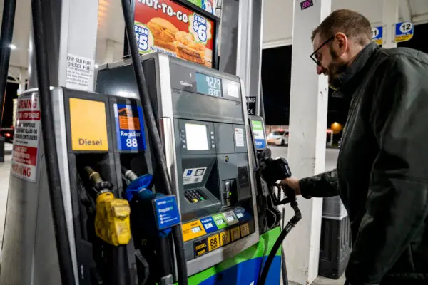 New Year’s Gas Prices 23 Cents Cheaper Than a Year Ago in US