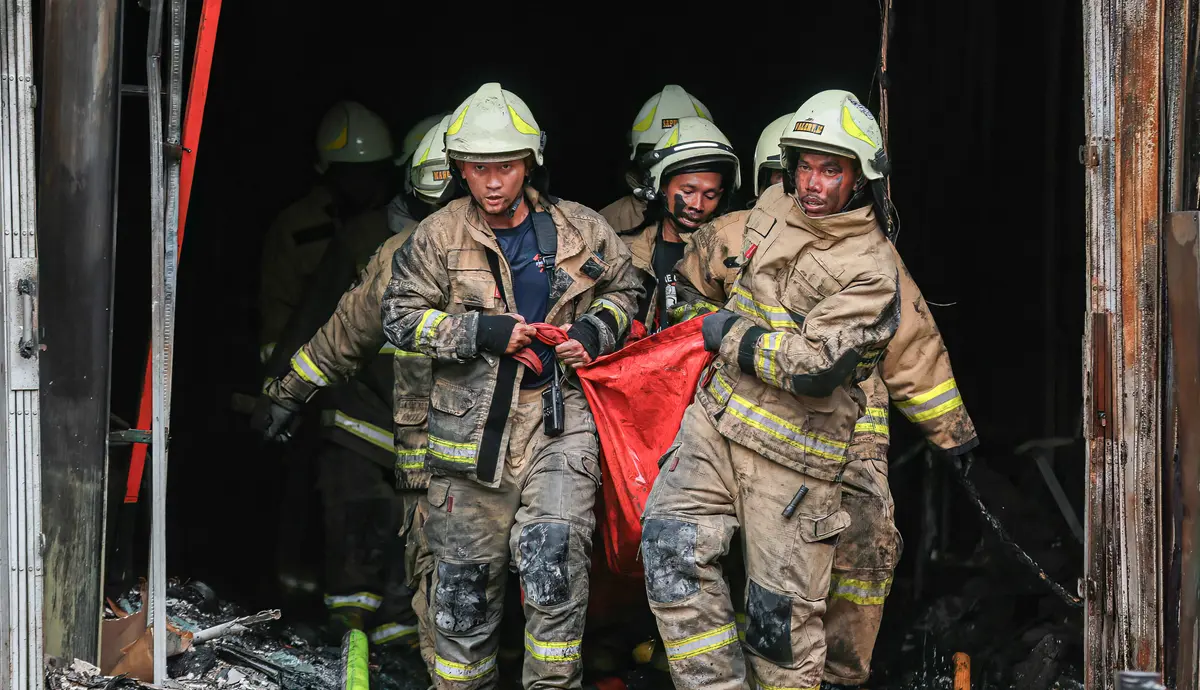 Day in Photos: Fire in Indonesia, Thai-Cambodia Clashes, and Indigenous Artifacts thumbnail