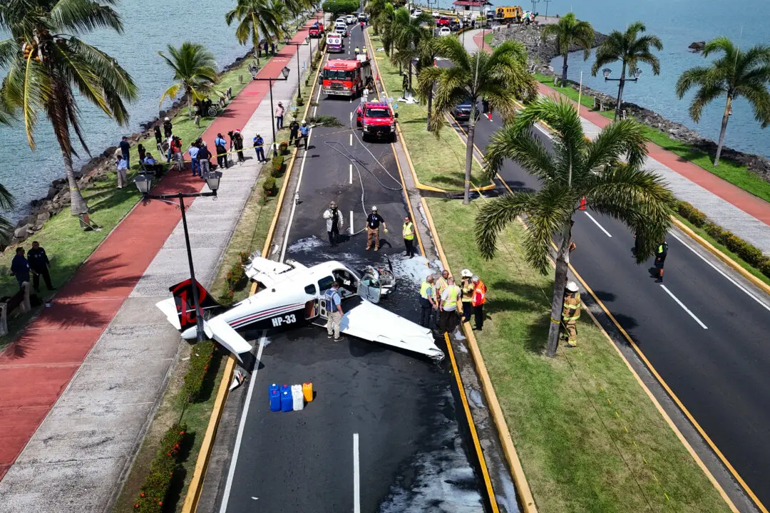 Day in Photos: Emergency Landing in Panama, Oil Pipeline Leak in Germany, Rare 18th Century Violin