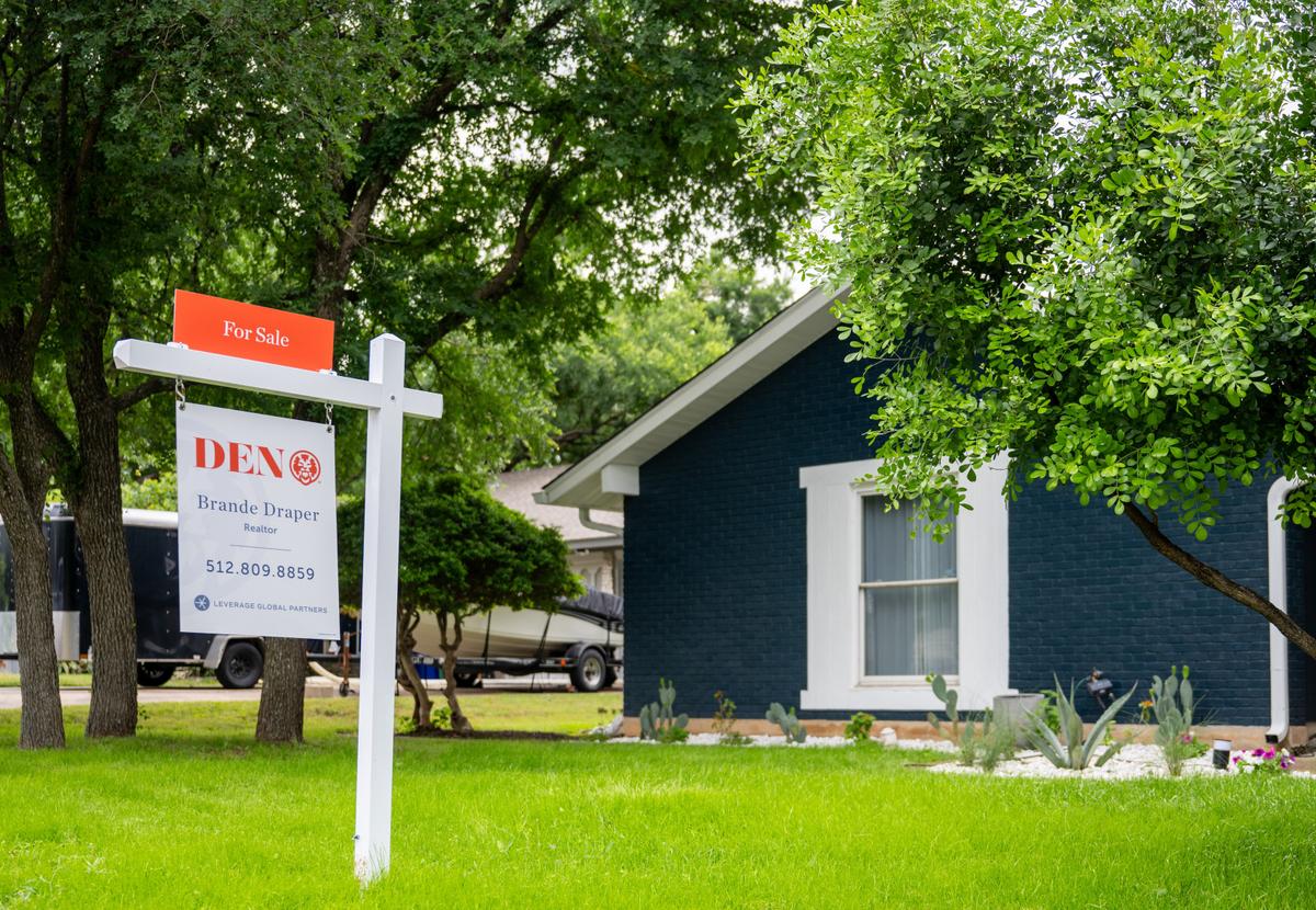 Trump Says US Will Ban Large Investors From Buying Single-Family Homes thumbnail