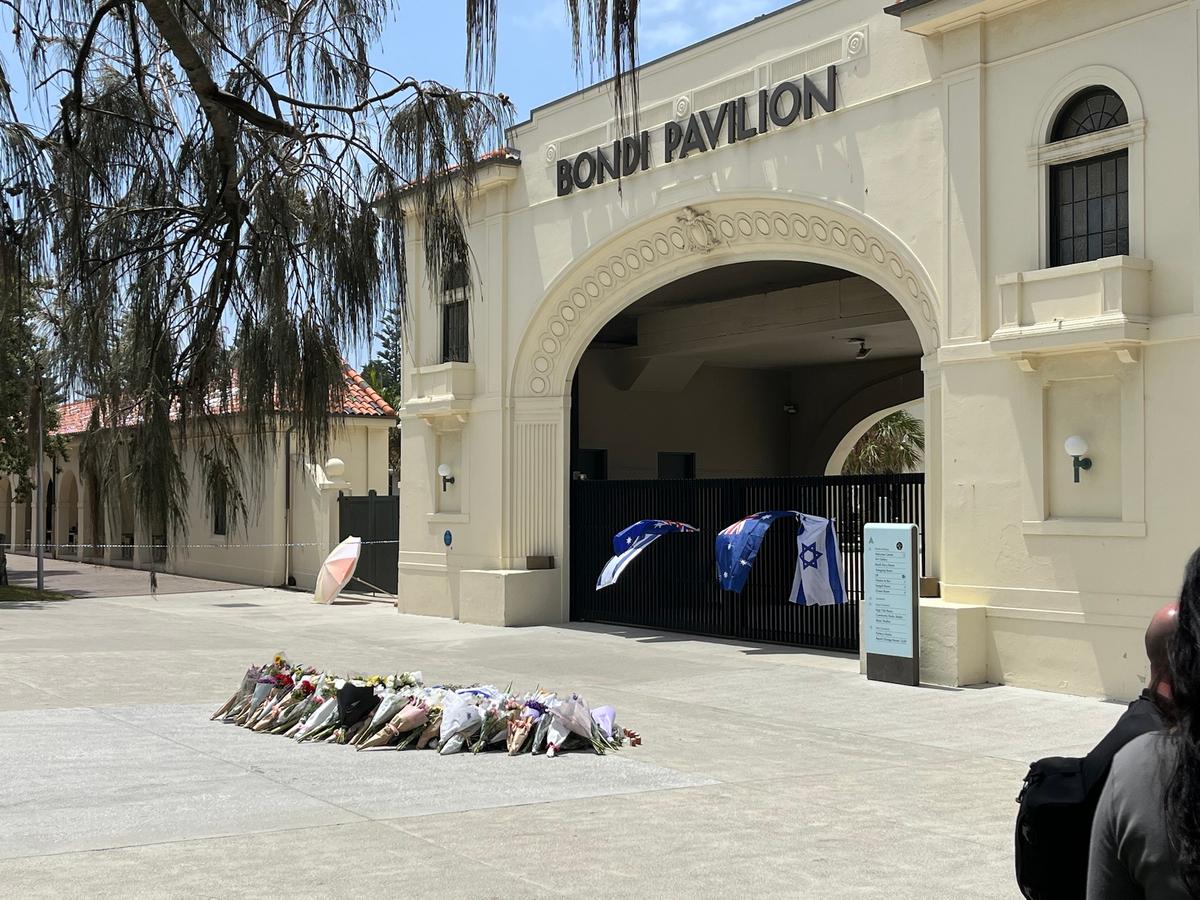 Parents of Man Who Wrestled Gun From Sydney Shooter Call Son a ‘Hero’ thumbnail