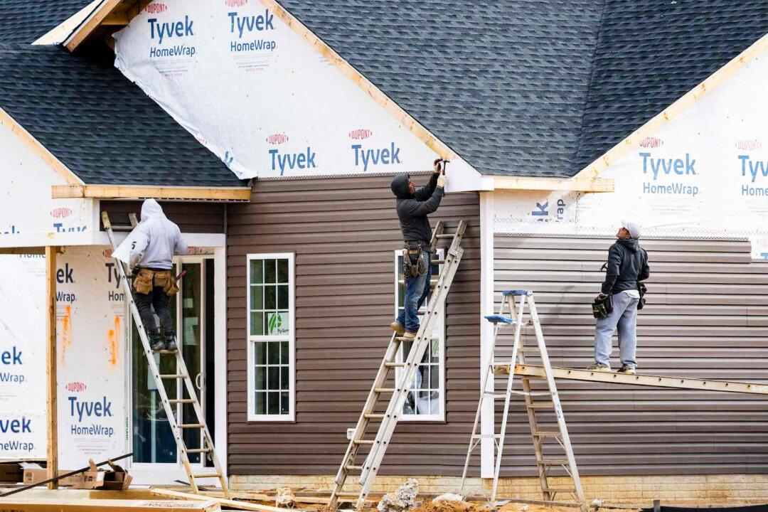 US Builder Confidence Rises to 8-Month High in December