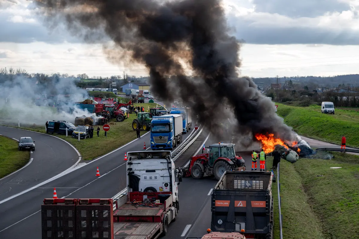 Day in Photos: Farmers’ Protests, Launch of Galileo Satellites, and Anti-Drone Weapon thumbnail