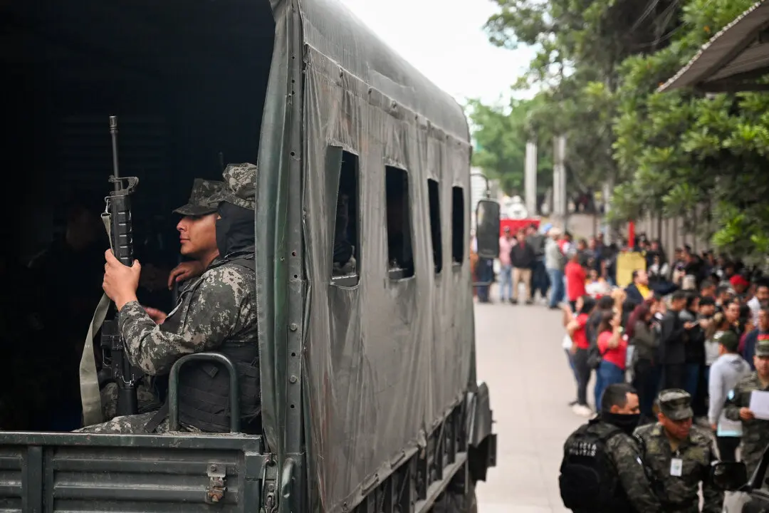 Day in Photos: Presidential Elections in Honduras, Plane Crash in US, and Protests in Belgium