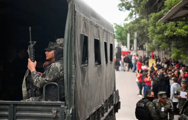 Day in Photos: Presidential Elections in Honduras, Plane Crash in US, and Protests in Belgium