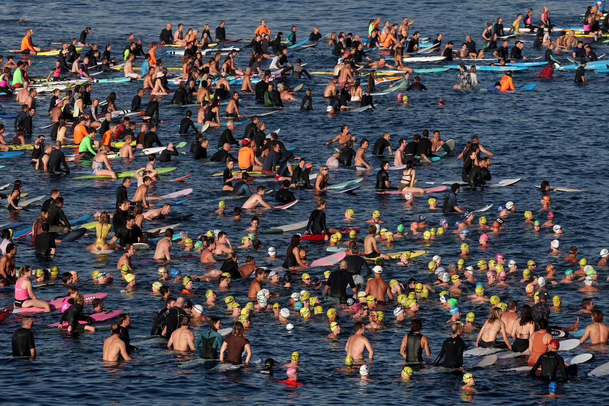 Surfers Converge on Bondi to Remember Shooting Victims thumbnail