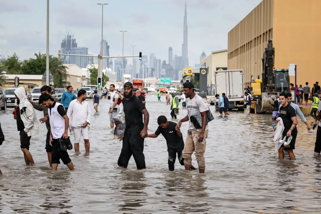 Day in Photos: Floods in UAE, Kennedy Center Renaming, and Crowds Rallying in Bangladesh