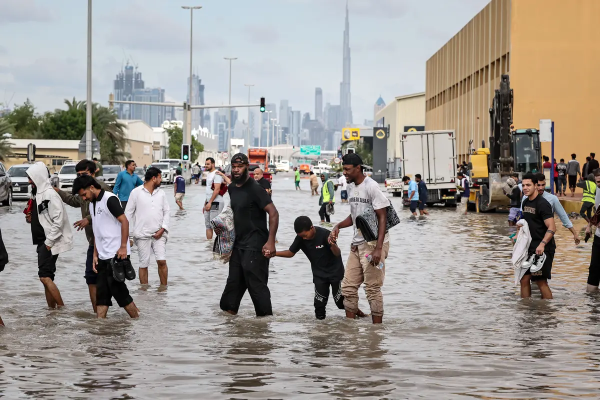 Day in Photos: Floods in UAE, Kennedy Center Renaming, and Crowds Rallying in Bangladesh thumbnail