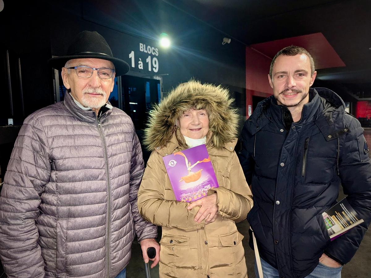 Parents Receive Early Christmas Present of Shen Yun Performance