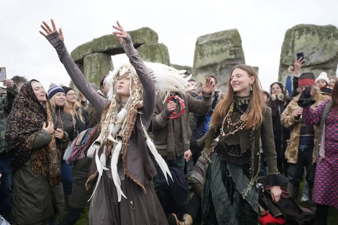 Thousands Cheer as the Sun Rises on Winter Solstice at Stonehenge