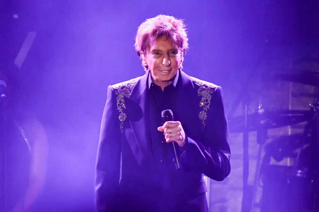 Barry Manilow Has Early-Stage Lung Cancer and Will Undergo Surgery