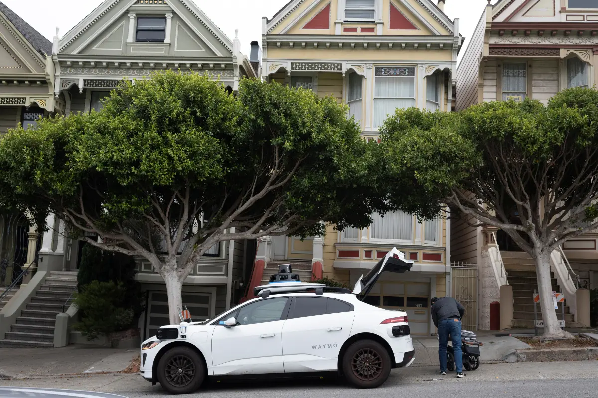 Waymo Self-Driving Cars Stopped, Blocked Roads During San Francisco Power Outage thumbnail