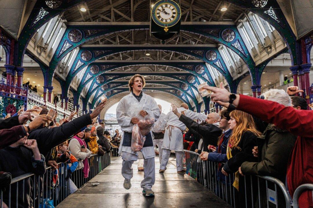 Day in Photos: Christmas Meat Auction, Delegation Plane Crash, and California Storm