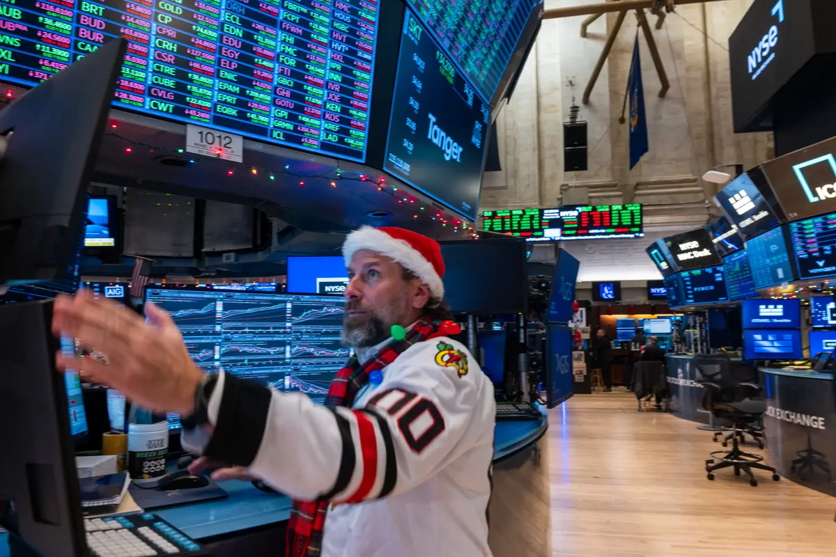 Wall Street Review: Stocks Hit New Record Highs on Santa Claus Rally thumbnail