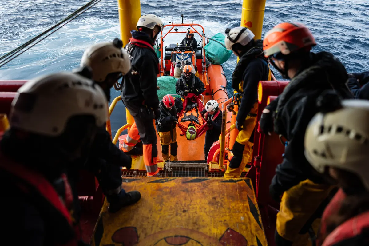 Day in Photos: Sea Rescue Drills in Italy, Elections in Burma, and Traditional Christmas Swim thumbnail