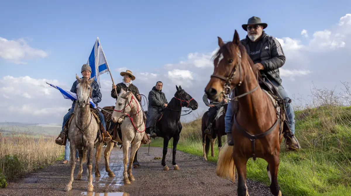 Day in Photos: Aviv Maor’s Funeral, Trump Meets Netanyahu, and New Year’s Rehearsal thumbnail