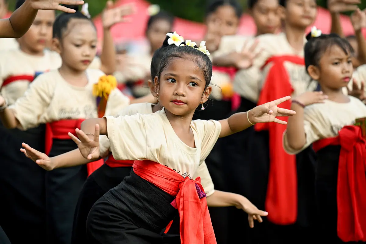 Day in Photos: New Year’s Celebration, Combat Readiness Drills in Taiwan, and Spinners Event thumbnail