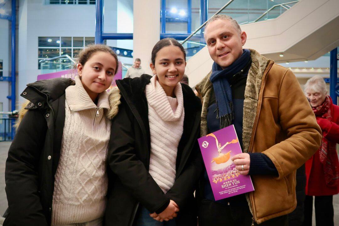 Doctor Enjoys China’s Old Historical Culture in Shen Yun