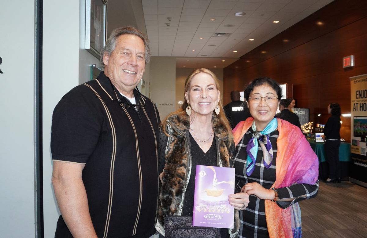 Austin Theatergoer Is Fascinated by Shen Yun