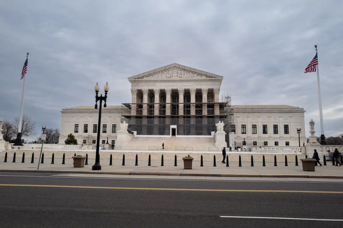 Supreme Court to Consider Government Request to Revive Removal Order Against Chinese National Convicted of Crime thumbnail