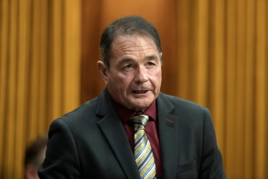 Tory MP Publicly Rejects Liberal Invitation to Cross Floor