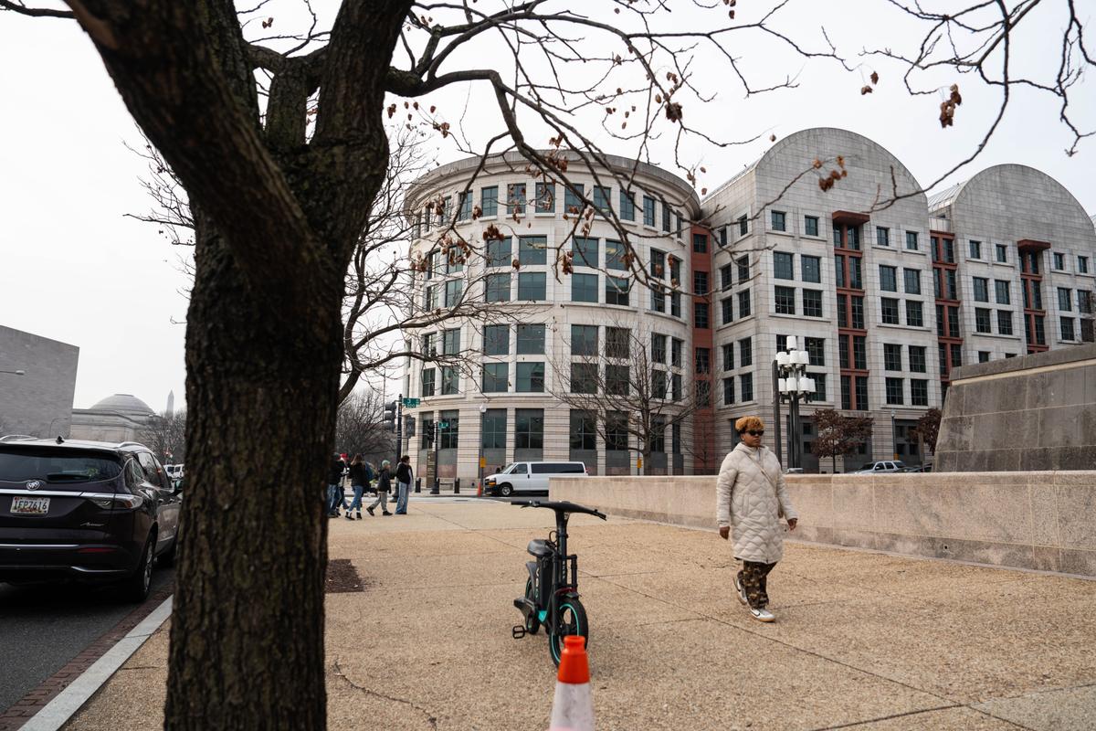 Federal Judge Blocks Hegseth’s Censure of Sen. Mark Kelly