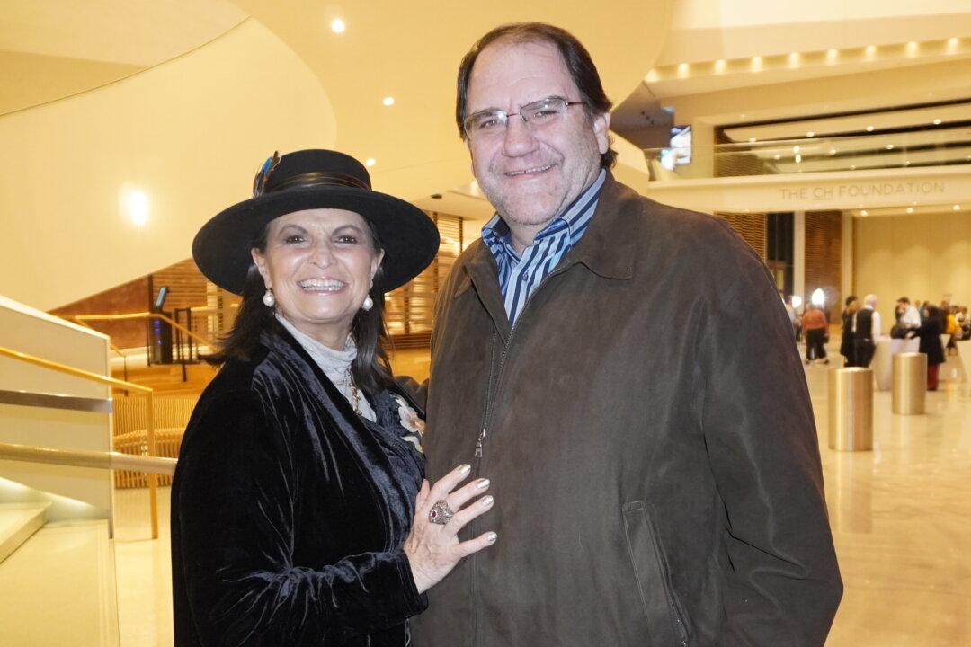 Chinese People Have Been Robbed of a Beautiful Culture and Shen Yun Brings Hope, Says Financial Expert