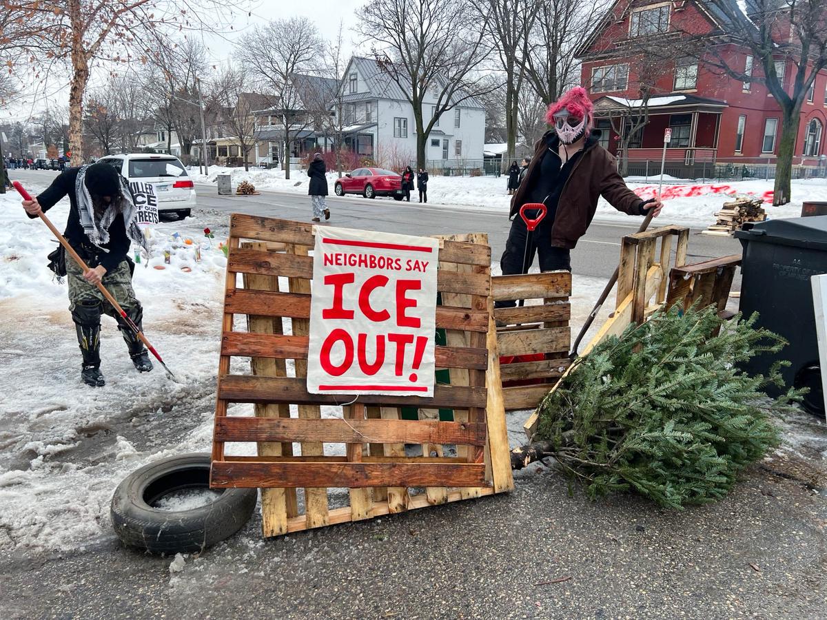 Minneapolis Neighbors Used Whistles, Car Horns to Warn of ICE Activity Weeks Before Shooting: Residents thumbnail