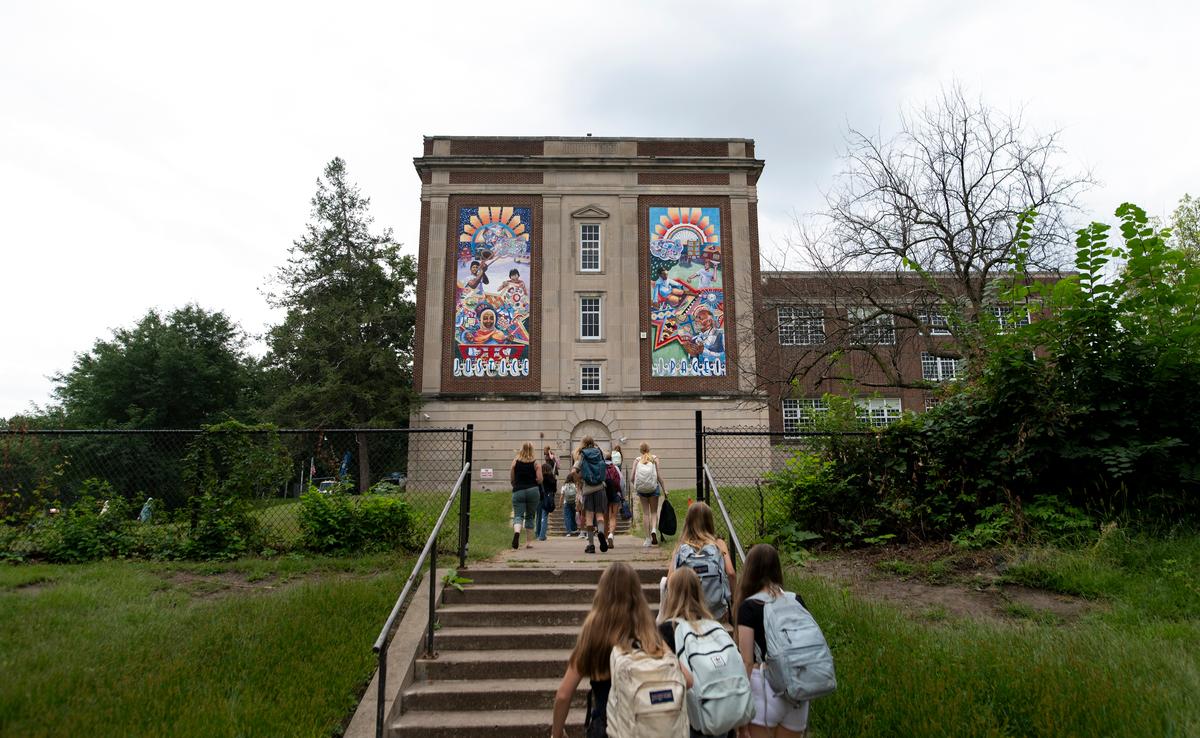 Minneapolis to Offer Remote School For Next 5 Weeks After ICE Shooting: Official thumbnail