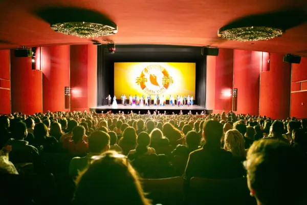 Civil Servant Likes Traditional Chinese Art in Shen Yun