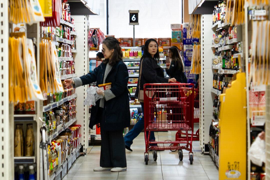 Poll Finds Democrats Lead GOP on Economic Trust for 1st Time in Decade