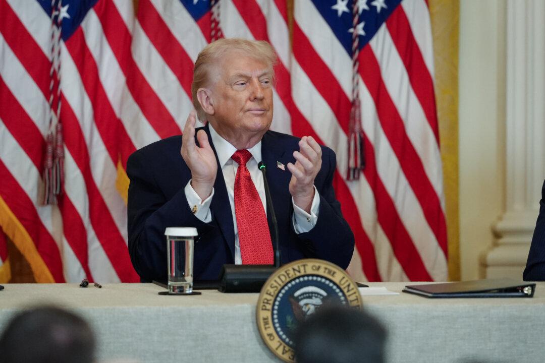 Trump Meets Egypt President, Participates in Davos Reception