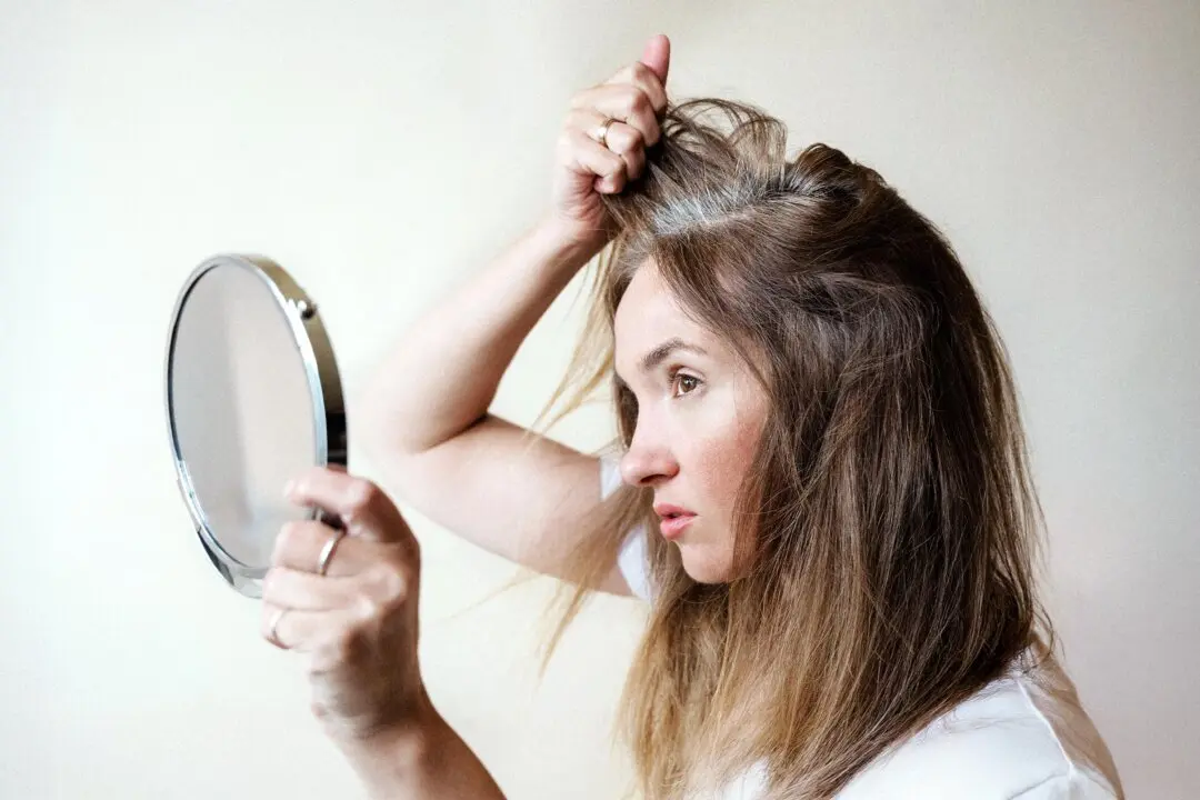 Gray Hair? Try This 1-Minute Daily Scalp Massage
