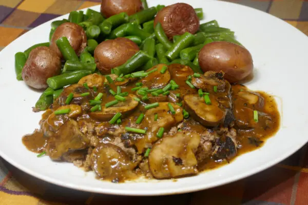Salisbury Steak With Potatoes and Green Beans