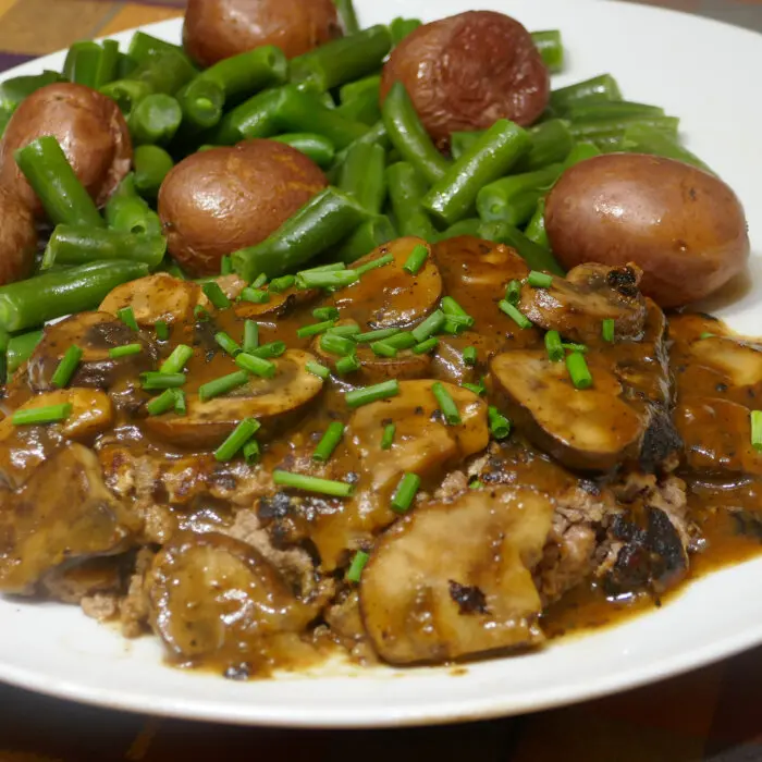 Salisbury Steak With Potatoes and Green Beans
