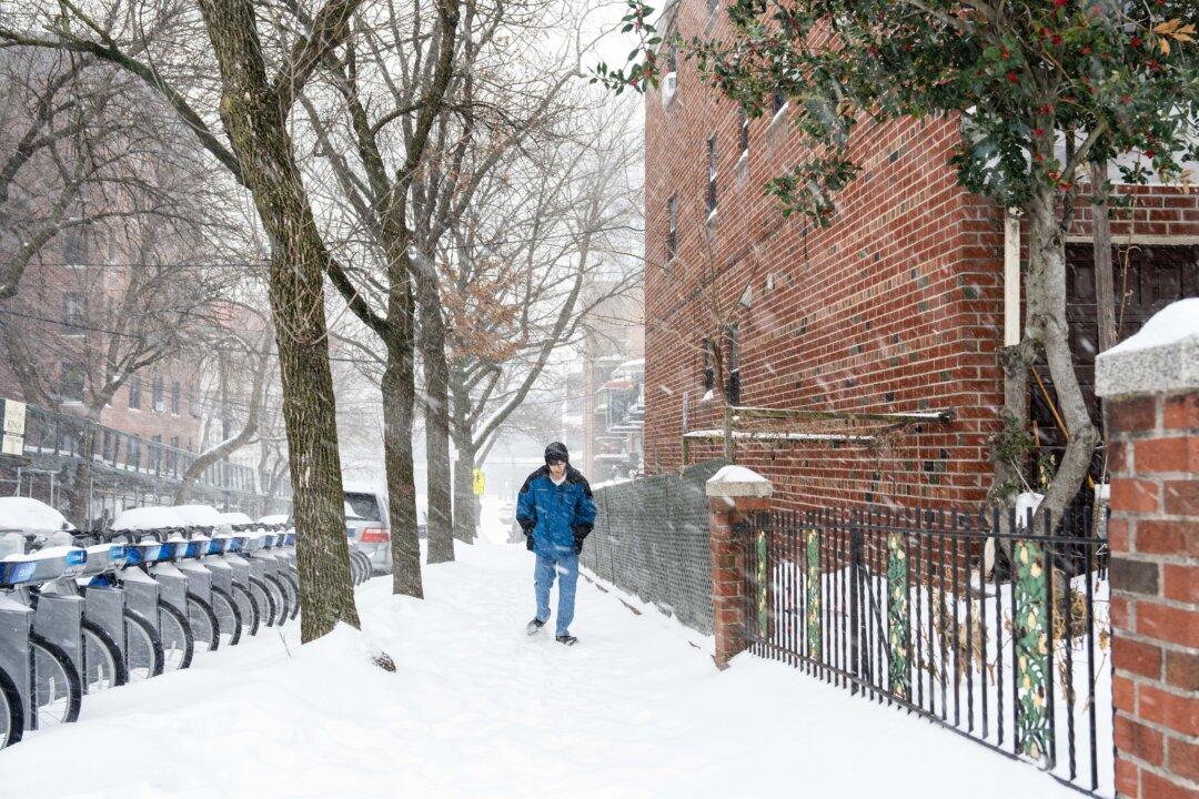 US Jobless Claims Edge Lower as Winter Storm Effects Linger