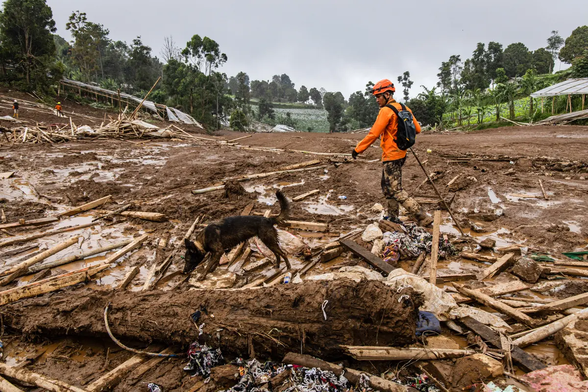 Day in Photos: Landslide in Indonesia, Republic Day Parade, and Round-the-World Trip on a Trimaran