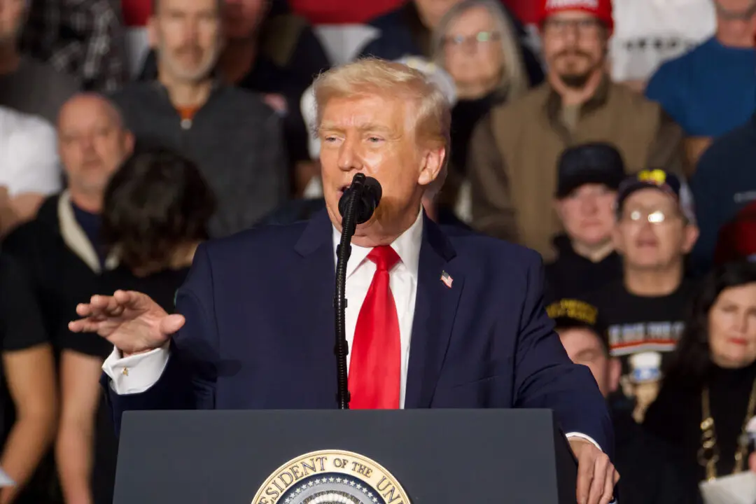 Trump Highlights Economic Policies in Midterm Push at Iowa Rally